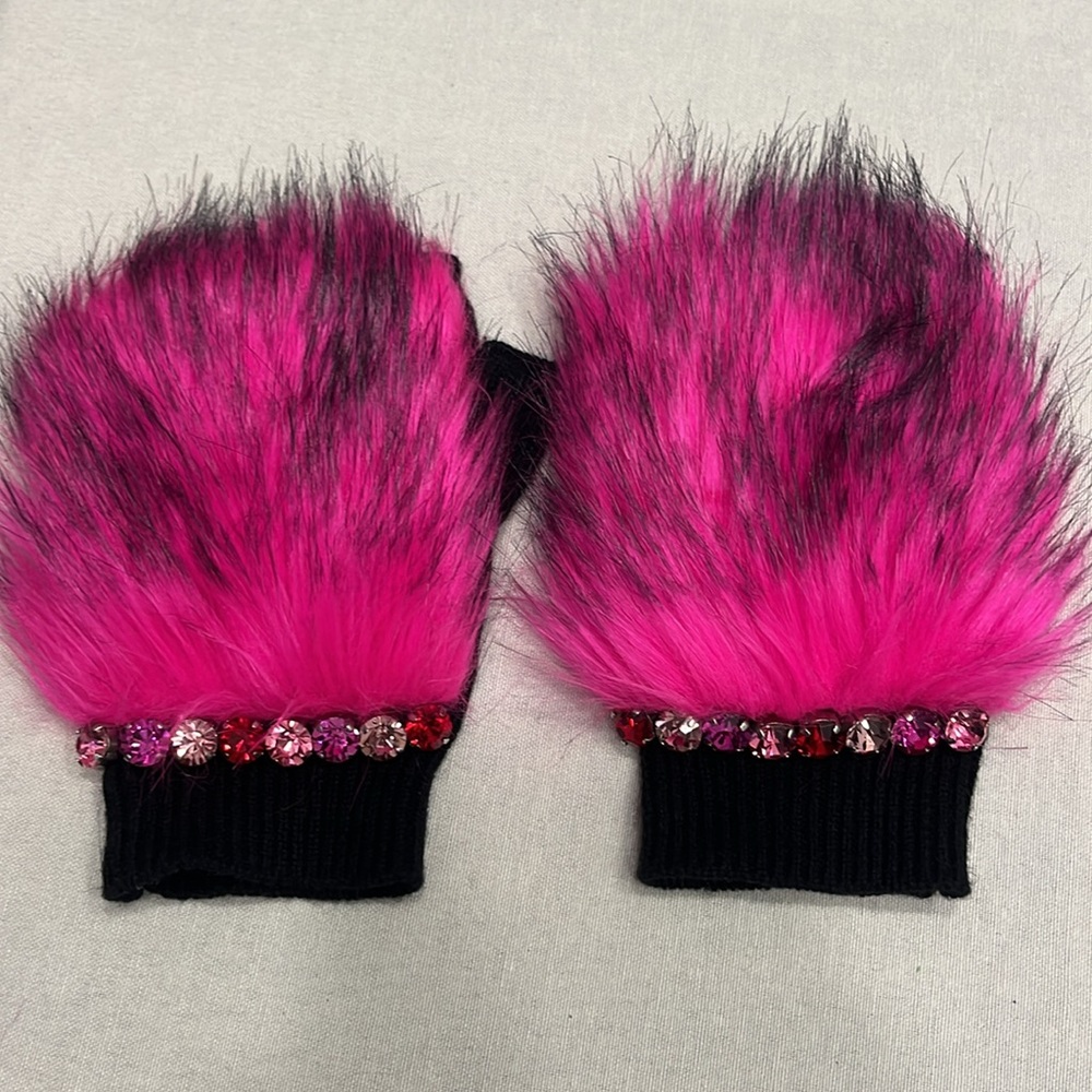 Juicy couture, fingerless gloves with faux fur and rhinestones🖤💓 - Picture 3 of 3
